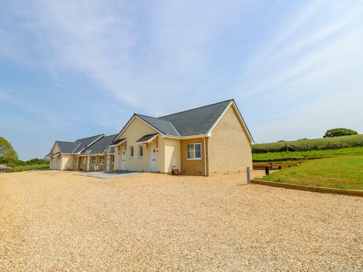 6 Yarmouth Cottages Freshwater Exterior photo